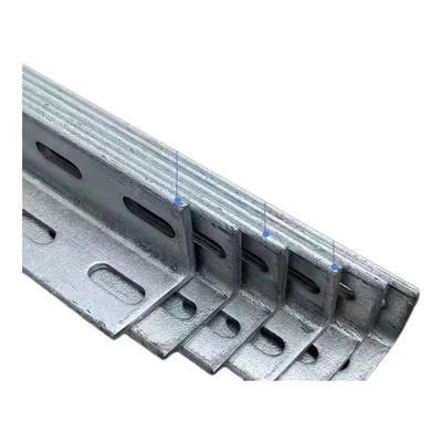 Q195-Q420 سری 25*25*4mm-200*200*10mm فولاد زاویه برابر دو طرفه گرم با سوراخ