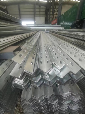 Q195-Q420 سری 25*25*4mm-200*200*10mm فولاد زاویه برابر دو طرفه گرم با سوراخ