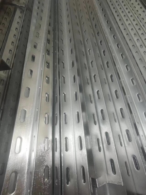 Q195-Q420 سری 25*25*4mm-200*200*10mm فولاد زاویه برابر دو طرفه گرم با سوراخ
