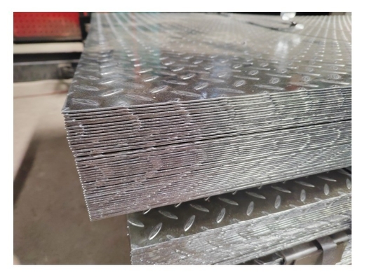 سفارشی 40g / m2 زینک لایه متوسط سخت گالوانیزه طرح صفحه فولاد 1.5 * 1250mm