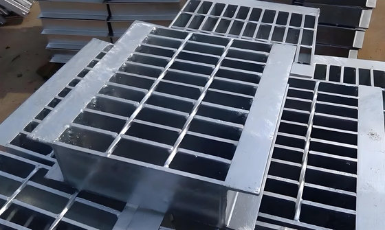 ISO9001 گواهینامه 50mm Cross Bar Pitch D400 گالوانیزه فولاد جوش گرل برای زمین خانه